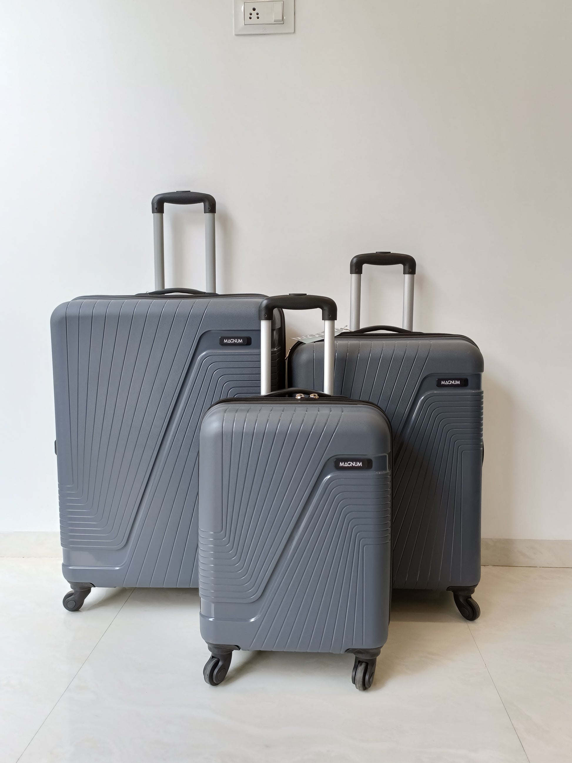 Safari Magnum Streak 5 Years International Warranty Hard-Sided  Polycarbonate Luggage Set of 2 Trolley Bags (55 & 69 cm) (Cyan) :  Amazon.in: Fashion