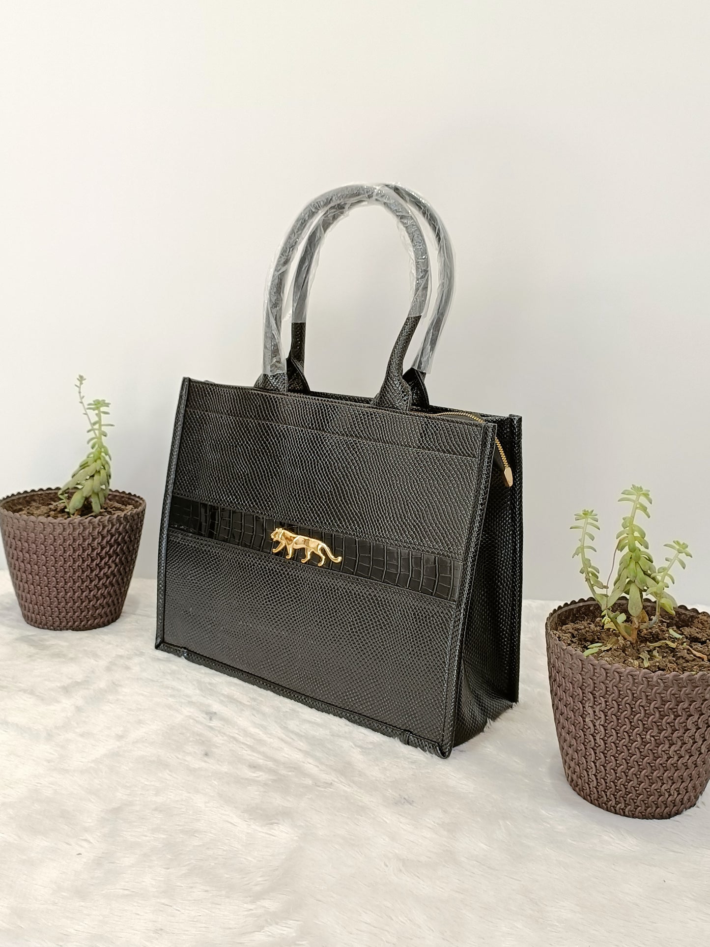 Tote bag with inner pocket and premium finishing inside fabric