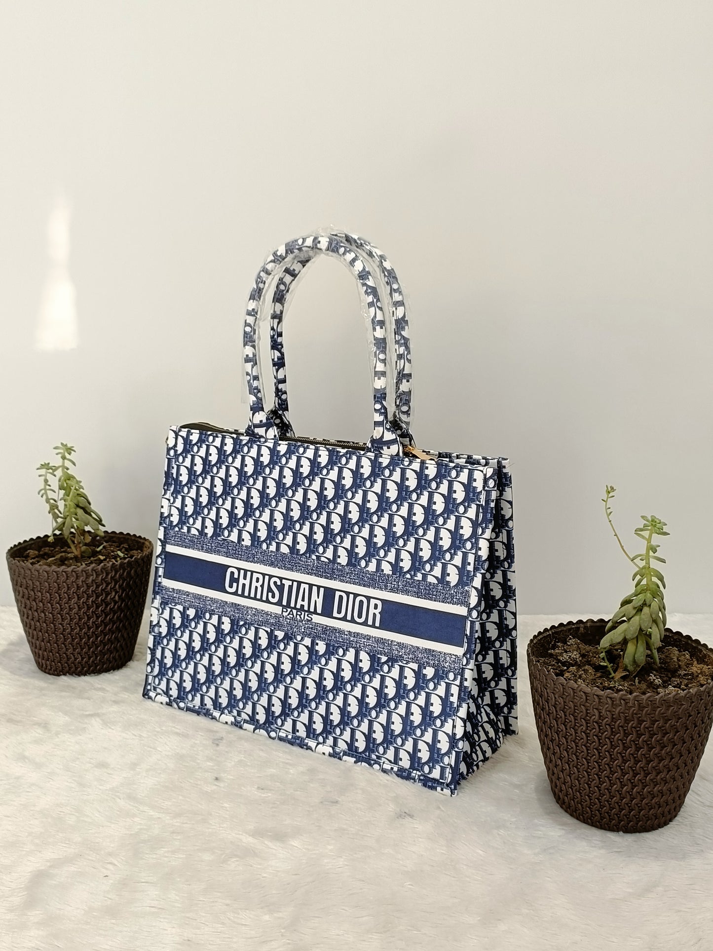 Tote bag with premium quality inside fabric finishing